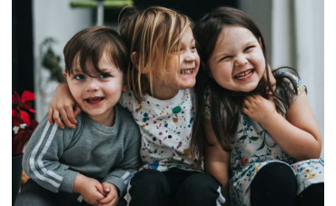 Judėjimą skatinantys žaislai mažyliams: kaip pasirinkti geriausius pagal amžių